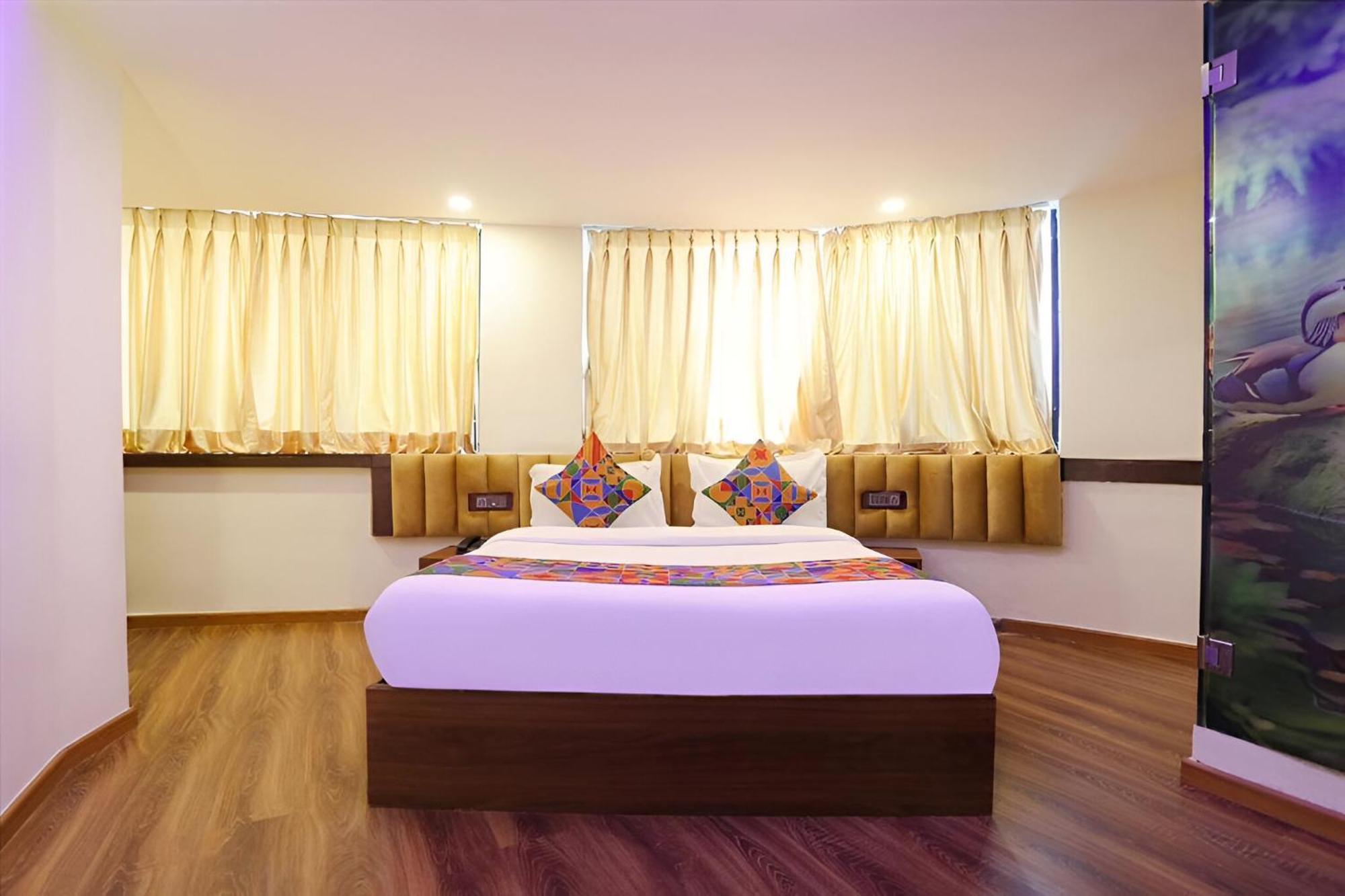 Glitz The Rio - Nr Solitaire Corporate Business Park Bombaj