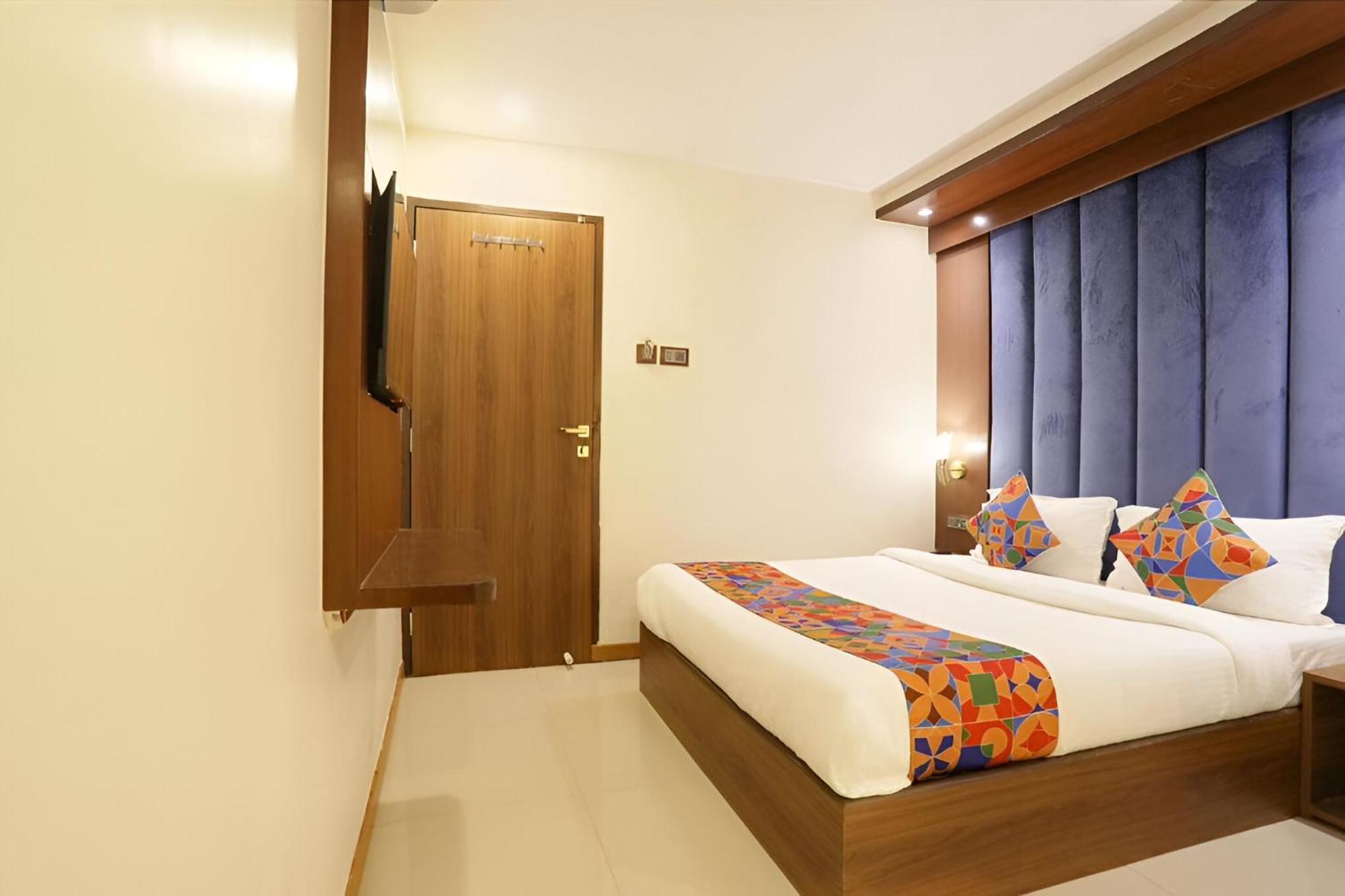 Glitz The Rio - Nr Solitaire Corporate Business Park Bombaj
